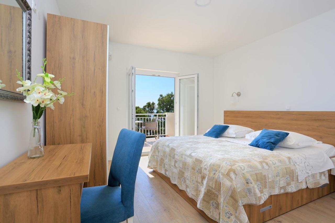 Apartments By The Sea Brela, Makarska - 6688 외부 사진