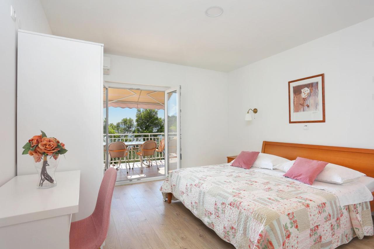 Apartments By The Sea Brela, Makarska - 6688 외부 사진