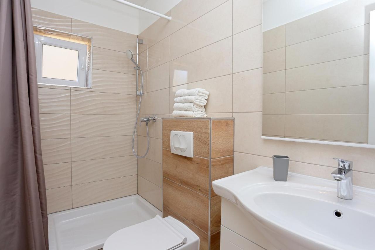Apartments By The Sea Brela, Makarska - 6688 외부 사진