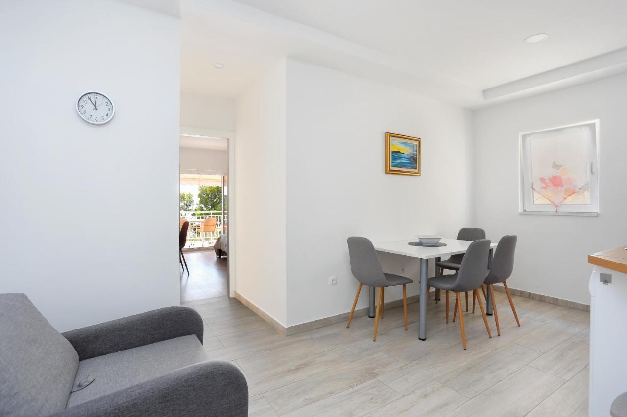 Apartments By The Sea Brela, Makarska - 6688 외부 사진