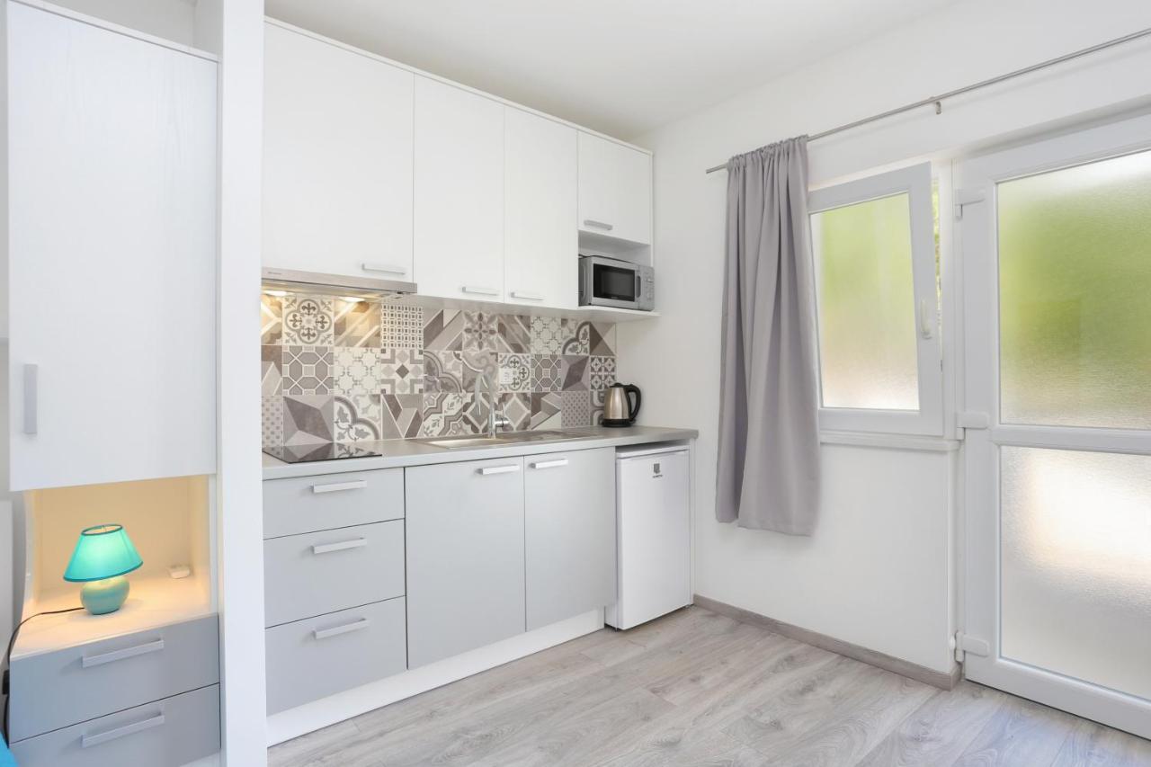 Apartments By The Sea Brela, Makarska - 6688 외부 사진
