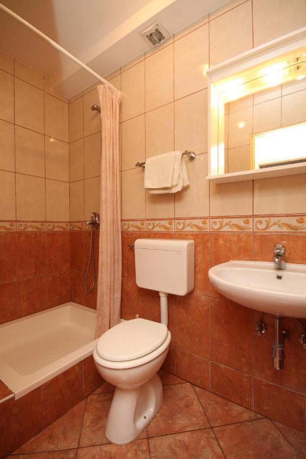 Apartments By The Sea Brela, Makarska - 6688 외부 사진