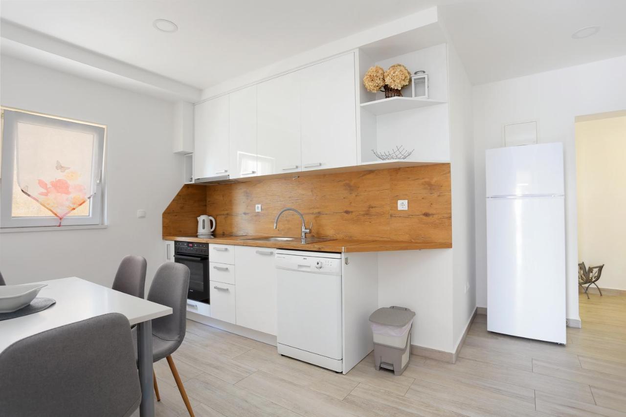 Apartments By The Sea Brela, Makarska - 6688 외부 사진