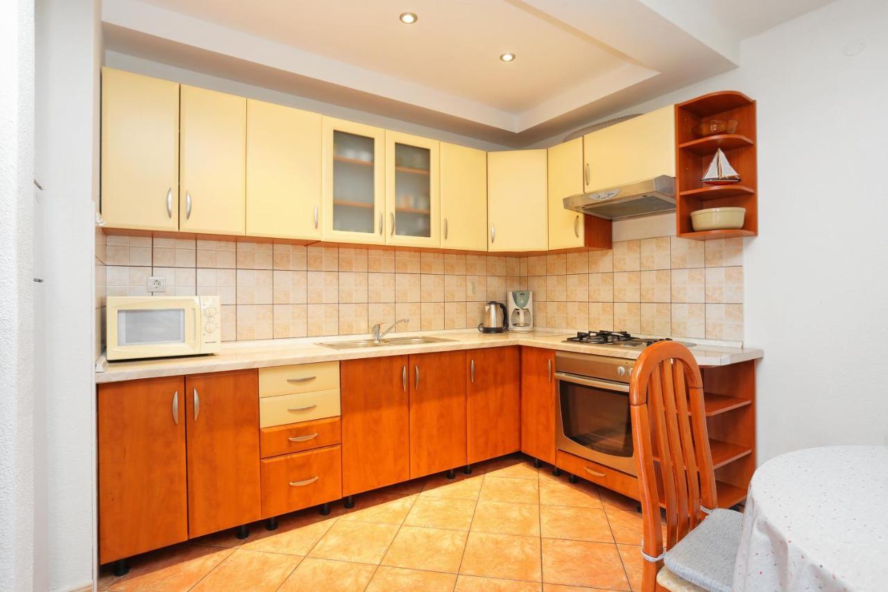 Apartments By The Sea Brela, Makarska - 6688 외부 사진