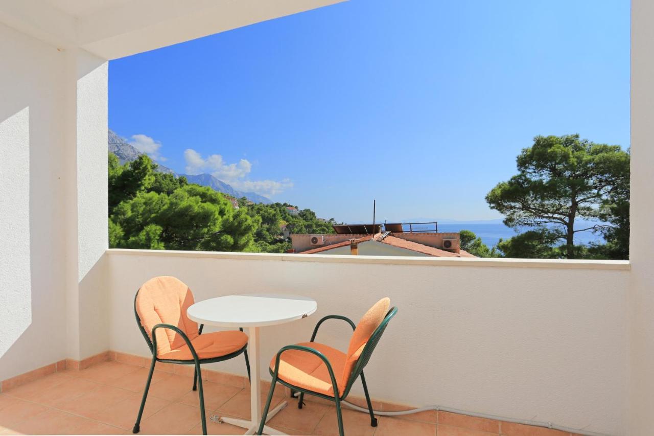 Apartments By The Sea Brela, Makarska - 6688 외부 사진