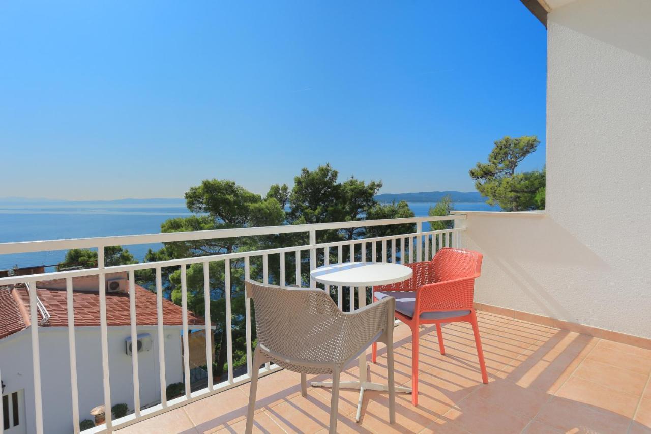 Apartments By The Sea Brela, Makarska - 6688 외부 사진
