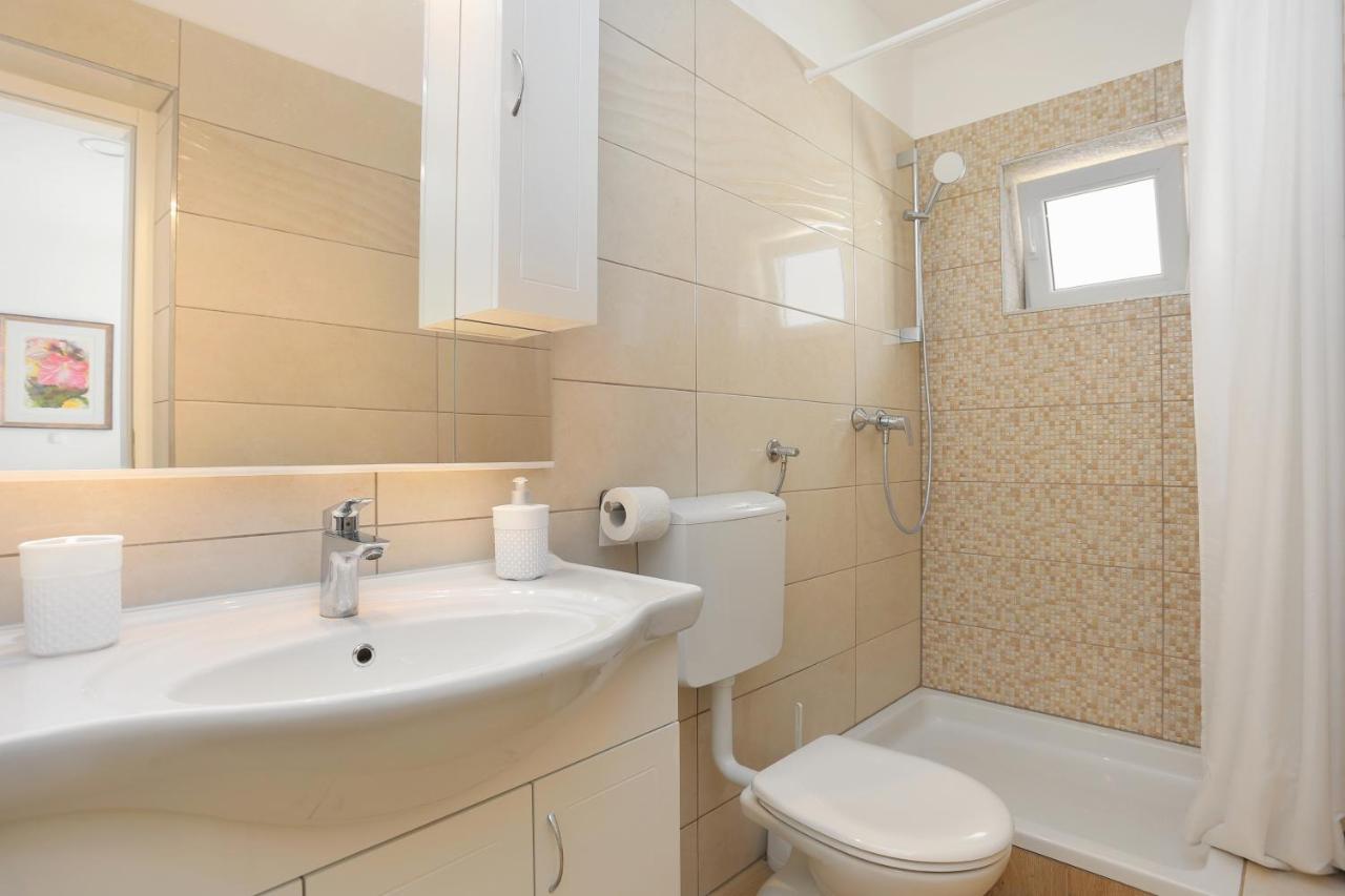 Apartments By The Sea Brela, Makarska - 6688 외부 사진