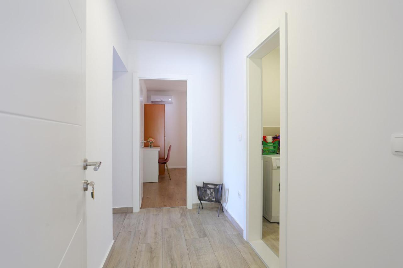 Apartments By The Sea Brela, Makarska - 6688 외부 사진