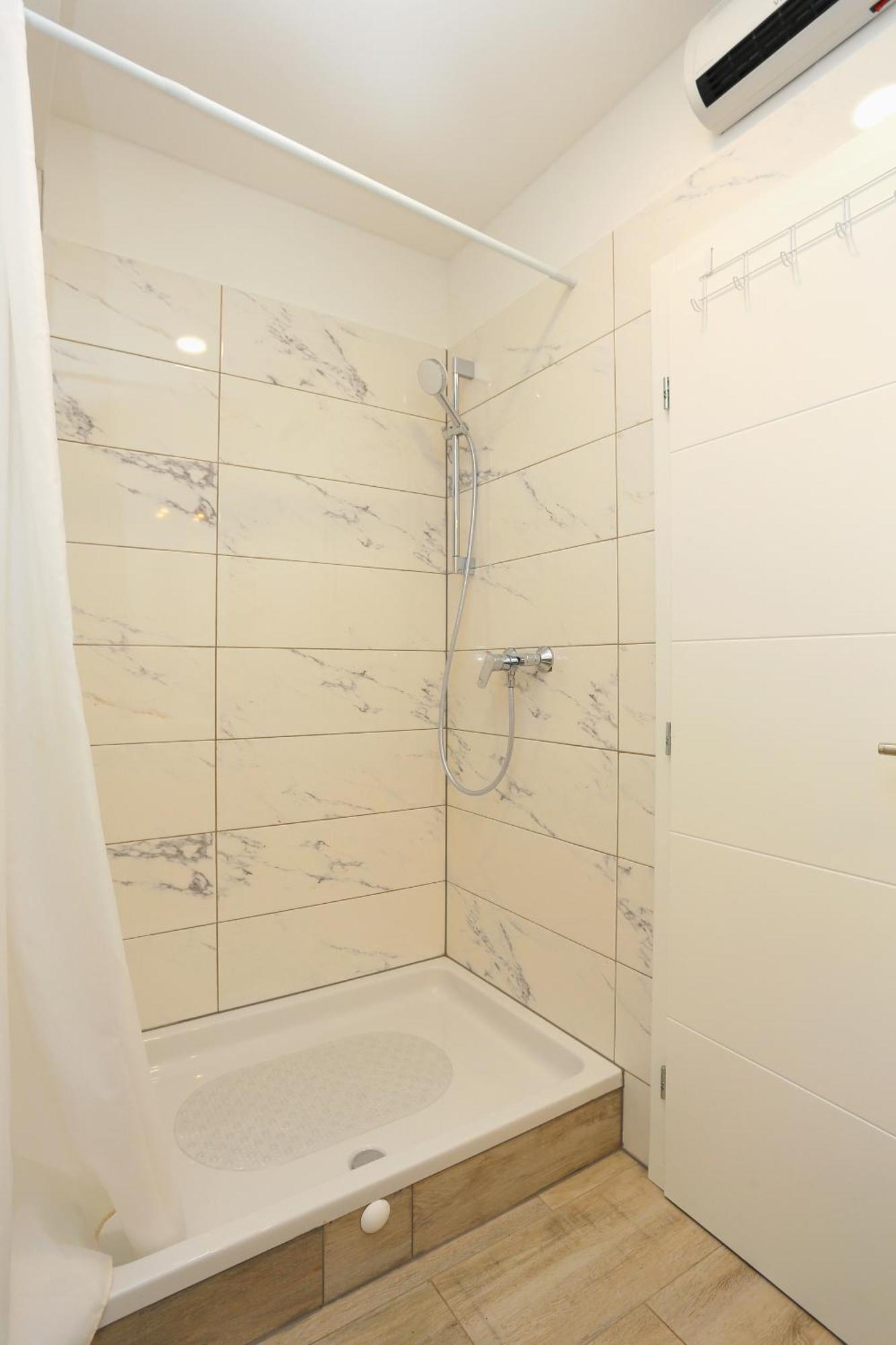 Apartments By The Sea Brela, Makarska - 6688 객실 사진